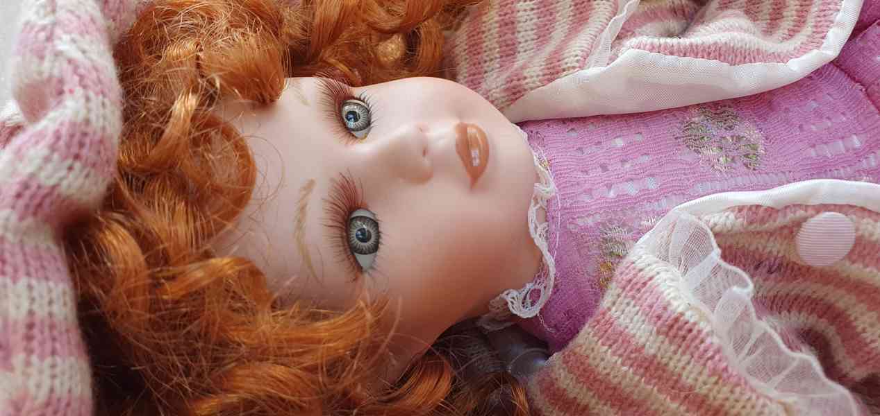 porcelánová panenka, sedící, značená s certifikátem - foto 9