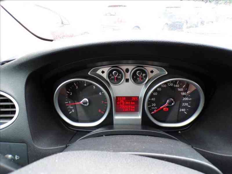 Ford Focus 1,8 16V TITANIUM - foto 6