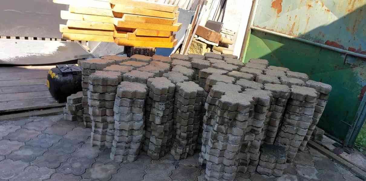 Zámková dlažba,440 kusů,16 m2.CENA 1990kč za vše.K vyzvednut - foto 2