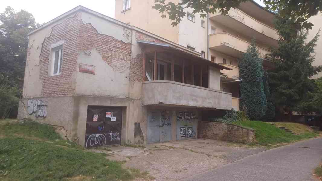 PRODEJ IDEÁLNÍ 1/3 POZEMKU S NEBYTOVÝM PROSTOREM A GARÁŽÍ - foto 12