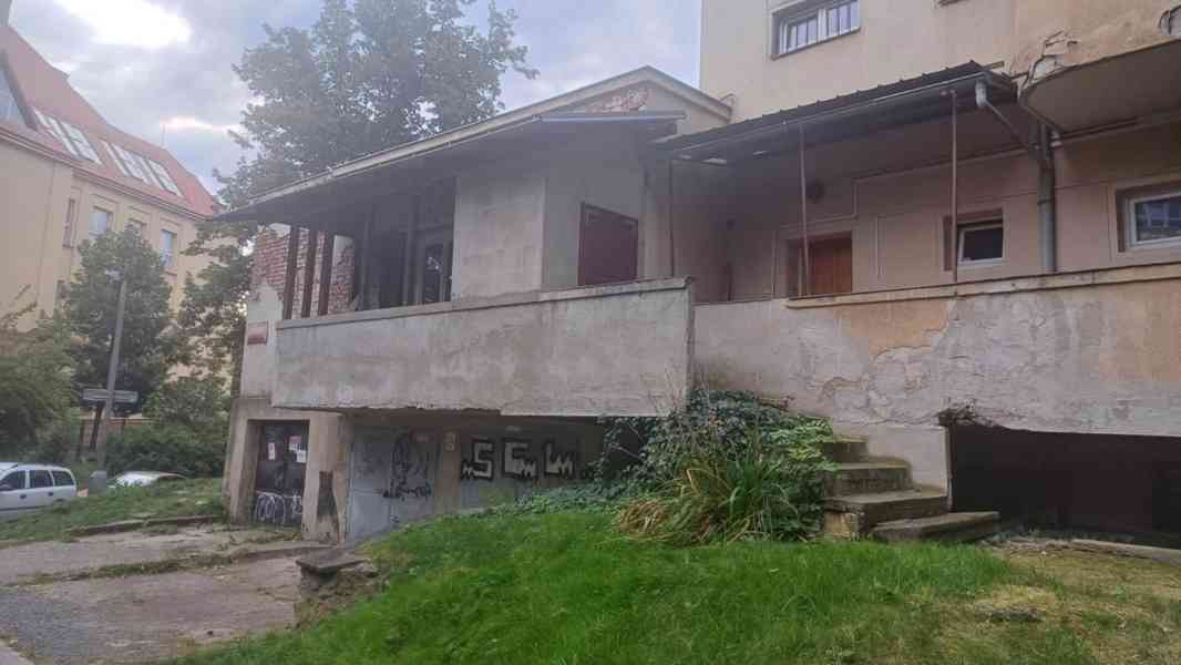 PRODEJ IDEÁLNÍ 1/3 POZEMKU S NEBYTOVÝM PROSTOREM A GARÁŽÍ - foto 3