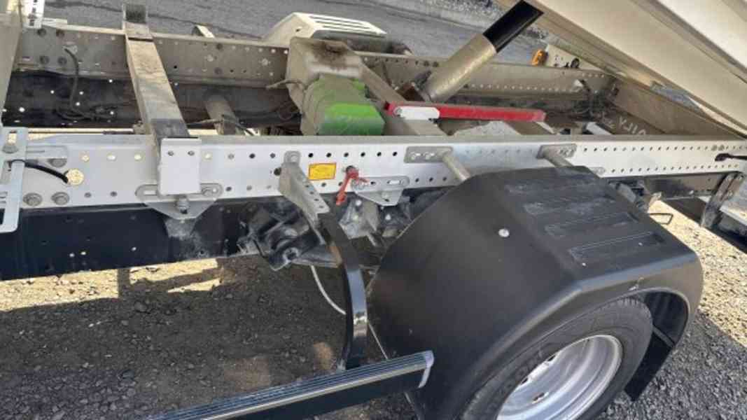 3.5t sklápěč 6míst tupláky IVECO Daily - foto 8