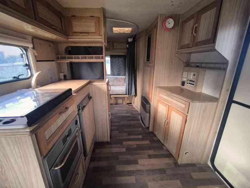 Karavan Crovn, sprcha, teplá voda, bez dokladů, dovoz možný. - foto 7