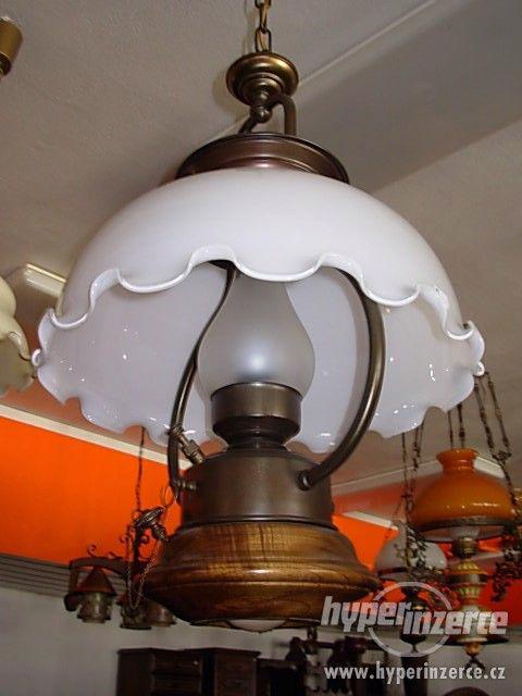 LUSTRY A LAMPY z mosazi, mědi, dřeva, keramiky a skla - foto 7