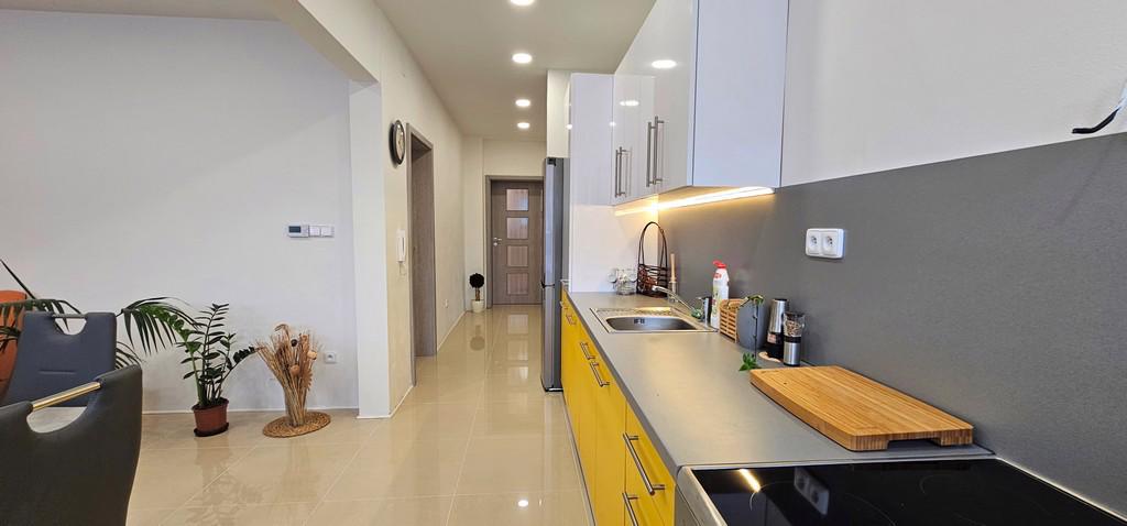 NABÍDKA PRONÁJMU LUXUSNÍHO, PROSTORNÉHO BYTU 2+KK V RAJHRADĚ - foto 2