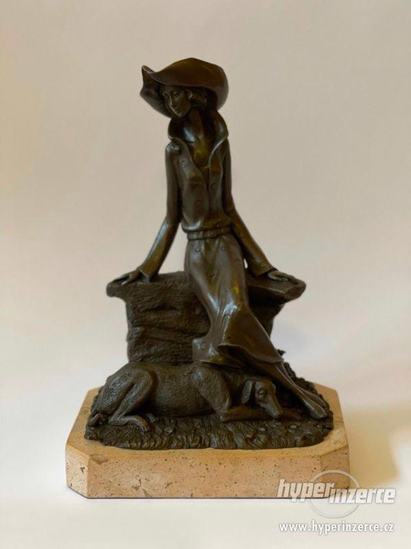 Dáma s chrtem - bronzová socha na mramoru - foto 1