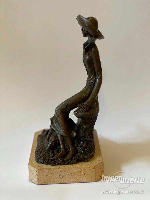 Dáma s chrtem - bronzová socha na mramoru - foto 2