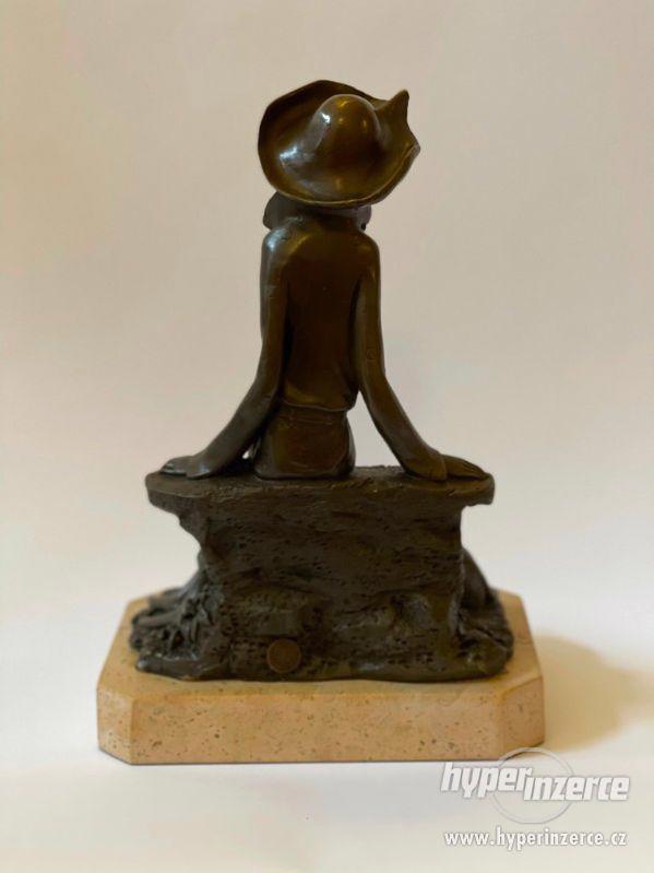 Dáma s chrtem - bronzová socha na mramoru - foto 3