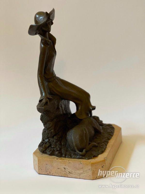 Dáma s chrtem - bronzová socha na mramoru - foto 4