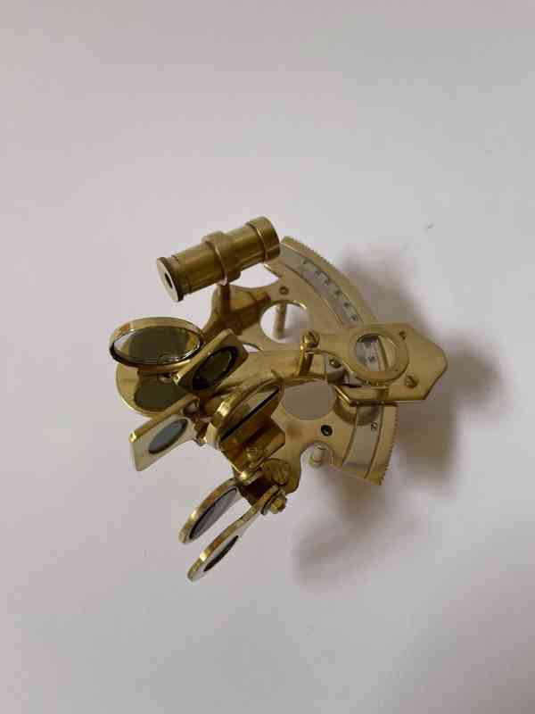 Nivelační přístroj-mosazný sextant v dřevěné krab. - foto 3