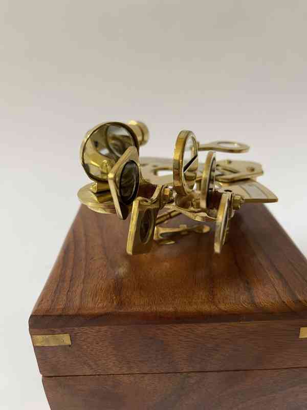Nivelační přístroj-mosazný sextant v dřevěné krab. - foto 6