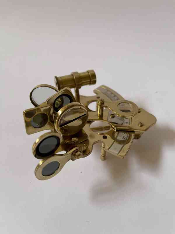 Nivelační přístroj-mosazný sextant v dřevěné krab. - foto 2