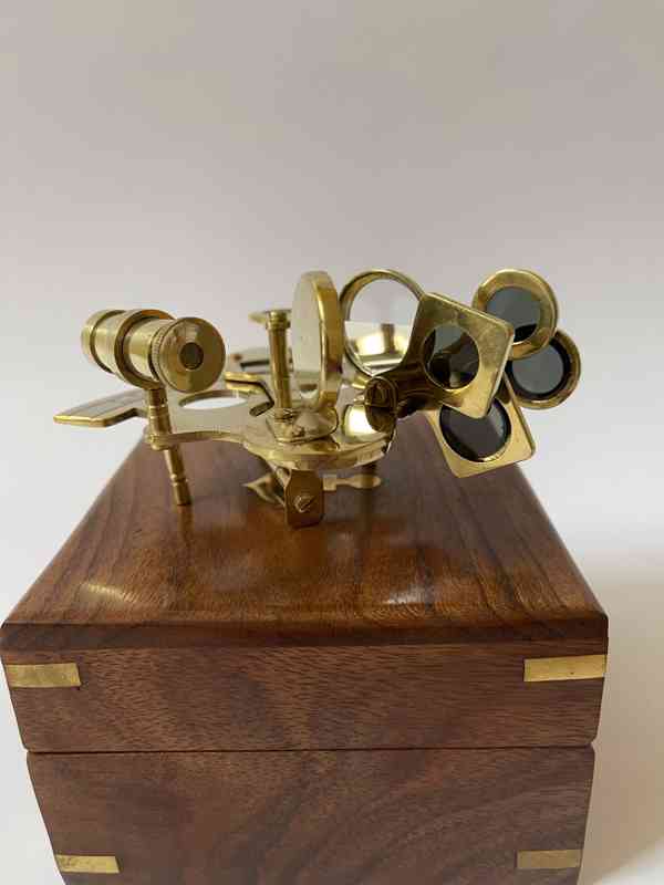 Nivelační přístroj-mosazný sextant v dřevěné krab. - foto 5