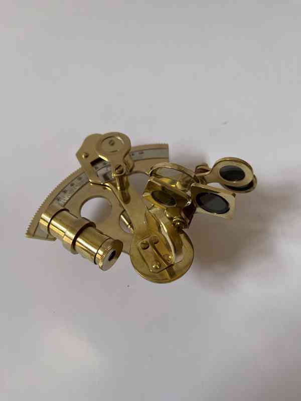 Nivelační přístroj-mosazný sextant v dřevěné krab. - foto 4