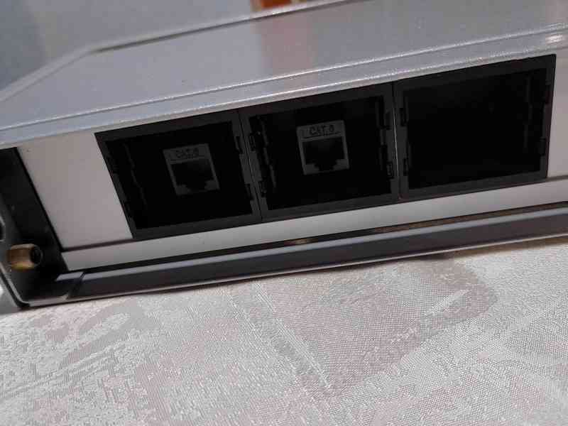 Vestavný skrytý panel se zásuvky 230V a internetu - foto 2