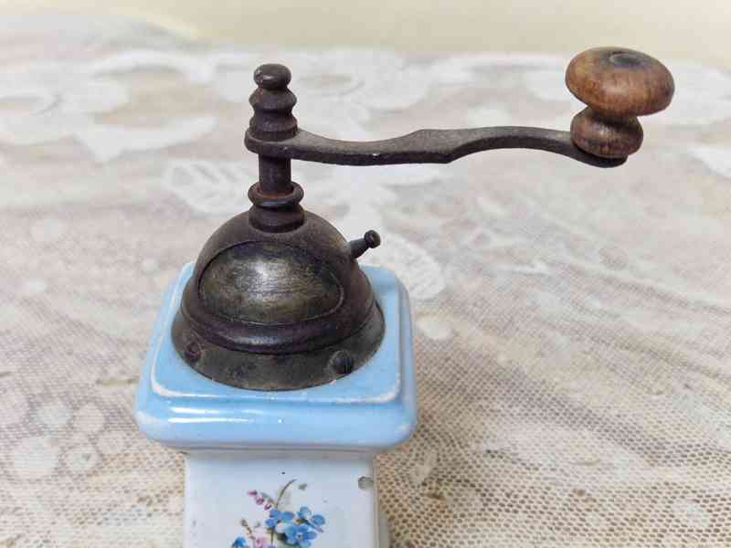 Krásný porcelánový Mlýnek na koření pomněnky Leinbrock DRGM - foto 2