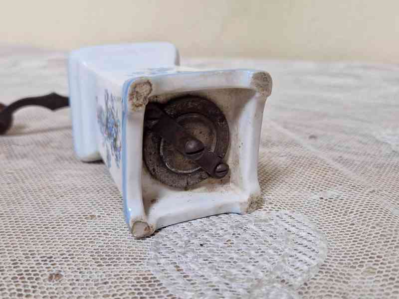 Krásný porcelánový Mlýnek na koření pomněnky Leinbrock DRGM - foto 8