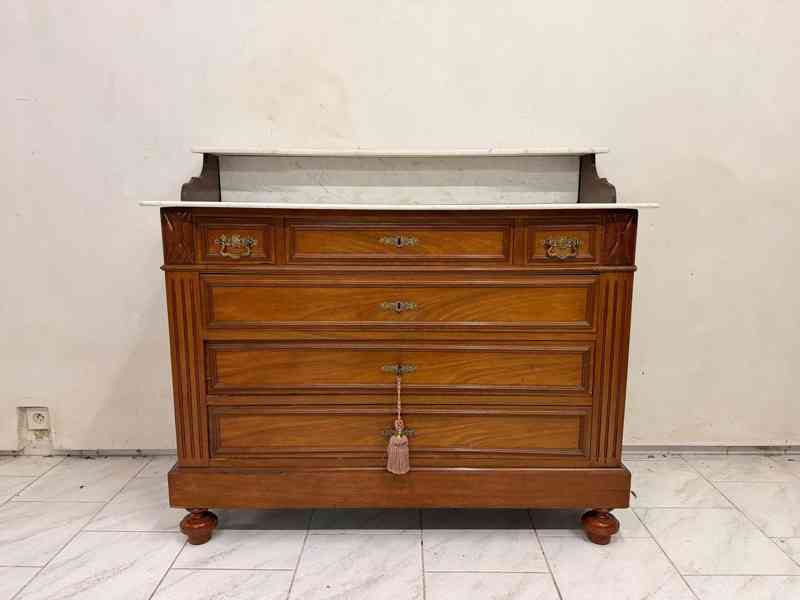 Starožitná masivní komoda