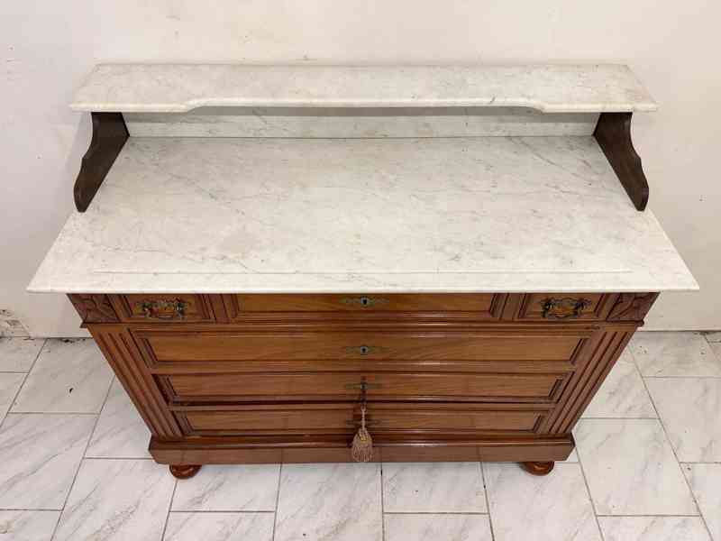 Starožitná masivní komoda - foto 4