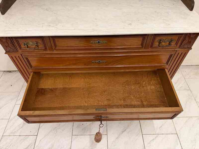 Starožitná masivní komoda - foto 6