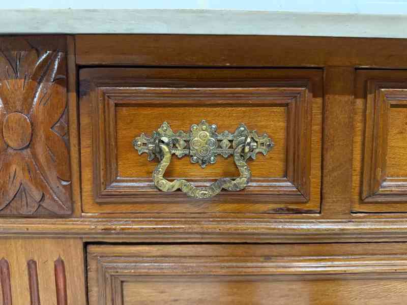 Starožitná masivní komoda - foto 7