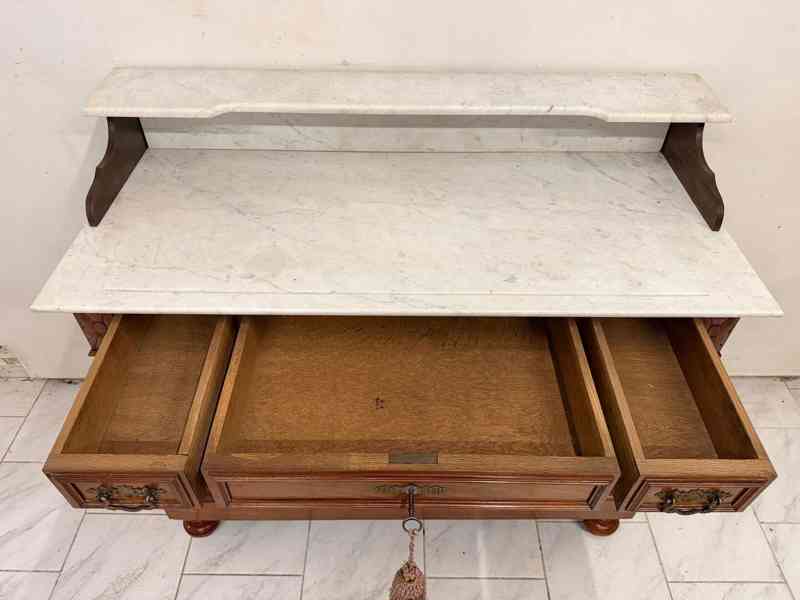 Starožitná masivní komoda - foto 5