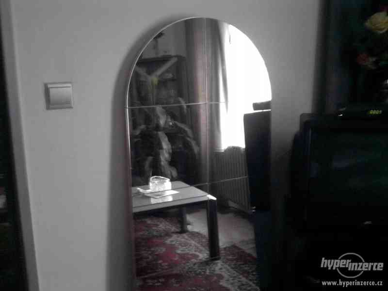 zrcadlo na dřevěném  rámu - foto 2