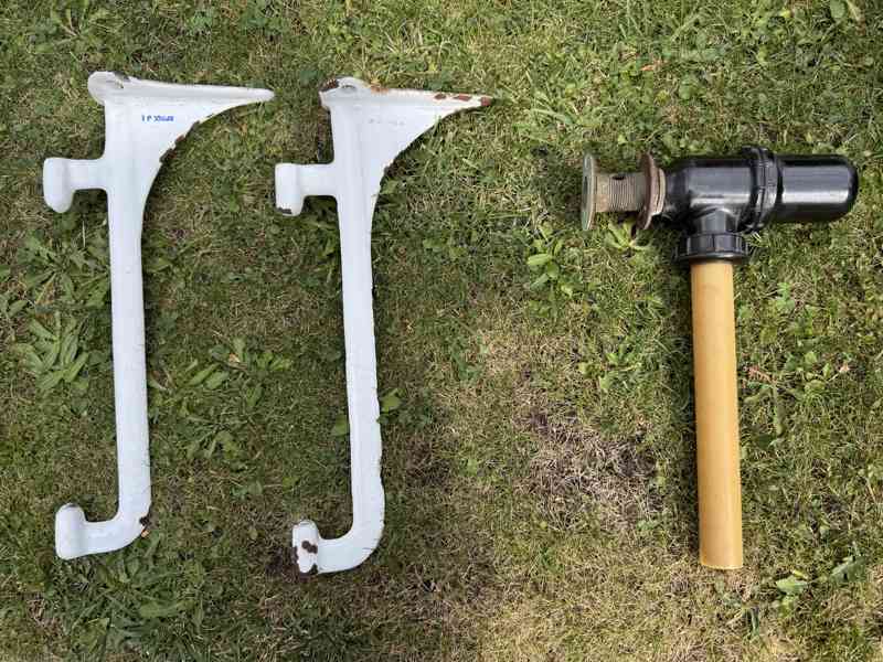 Nepoužité smaltované plechové umyvadlo + konzole - foto 2