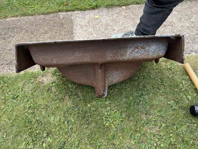 Nepoužité smaltované plechové umyvadlo + konzole - foto 3