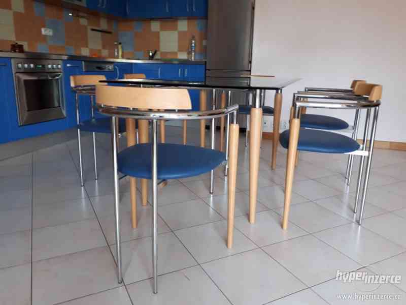 Designový jídelní stůl se 6 židlemi - foto 3