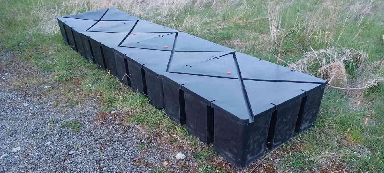 Přístavní plovoucí molo, párty ostrůvek