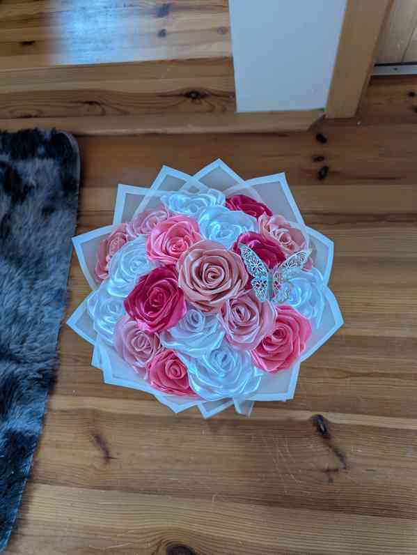 Kytice ze saténových stuh