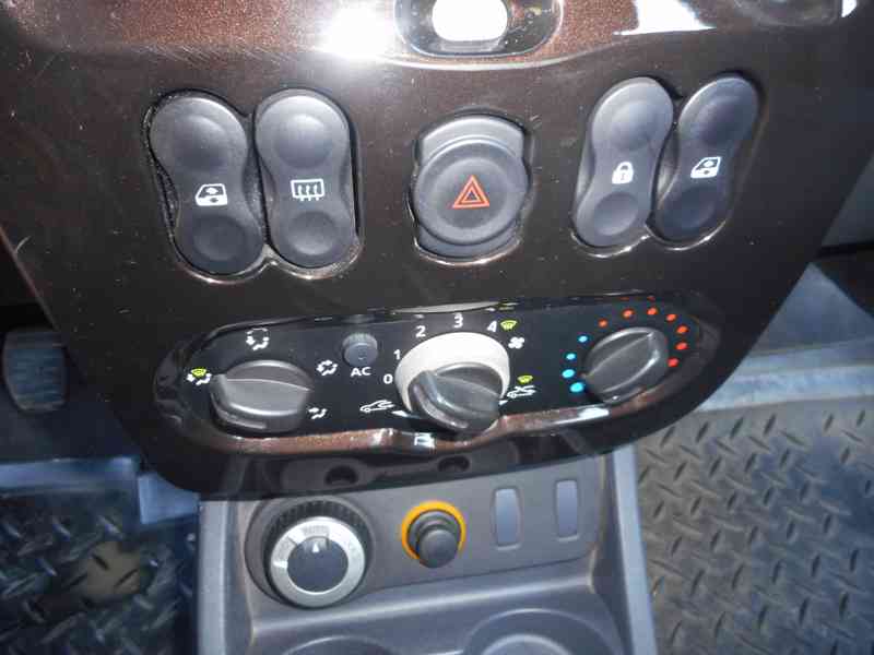 Dacia Duster 1.6 16V 4x4, r.v.2011, STK do 04/2027 - foto 16
