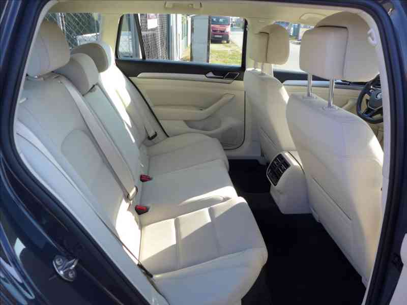 Volkswagen Passat 1,6 TDI COMFORTLINE NAVI 1.M - foto 9