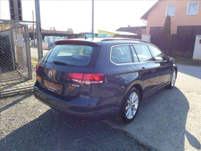 Volkswagen Passat 1,6 TDI COMFORTLINE NAVI 1.M - foto 3