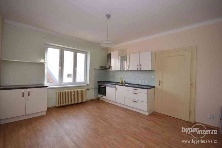 KRÁSNÝ BYT 2+1 S BALKONEM A KRBEM V CENTRU STRAKONIC - foto 2