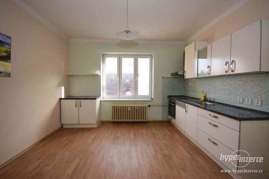 KRÁSNÝ BYT 2+1 S BALKONEM A KRBEM V CENTRU STRAKONIC - foto 3