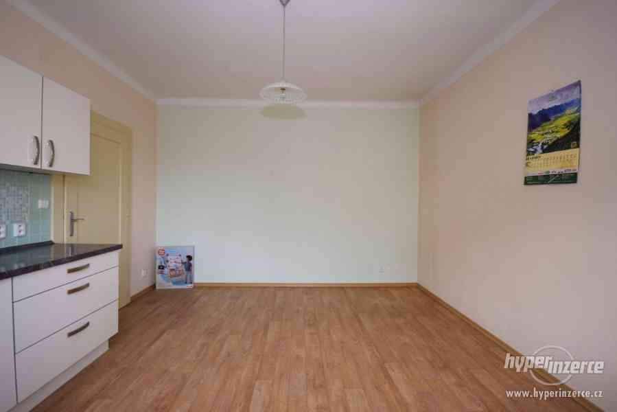 KRÁSNÝ BYT 2+1 S BALKONEM A KRBEM V CENTRU STRAKONIC - foto 4
