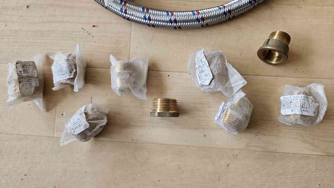 Nerez opletená flexi hadička 3x, plus mosazné koncovky - foto 3