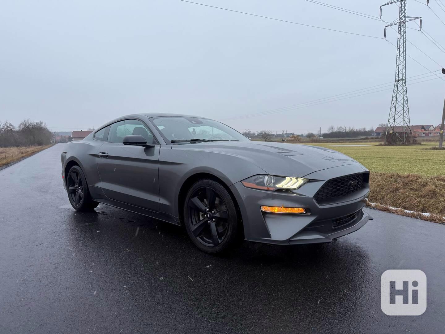 Ford Mustang 2.3 EcoBoost Manuál 08/2021 TOP STAV - foto 1