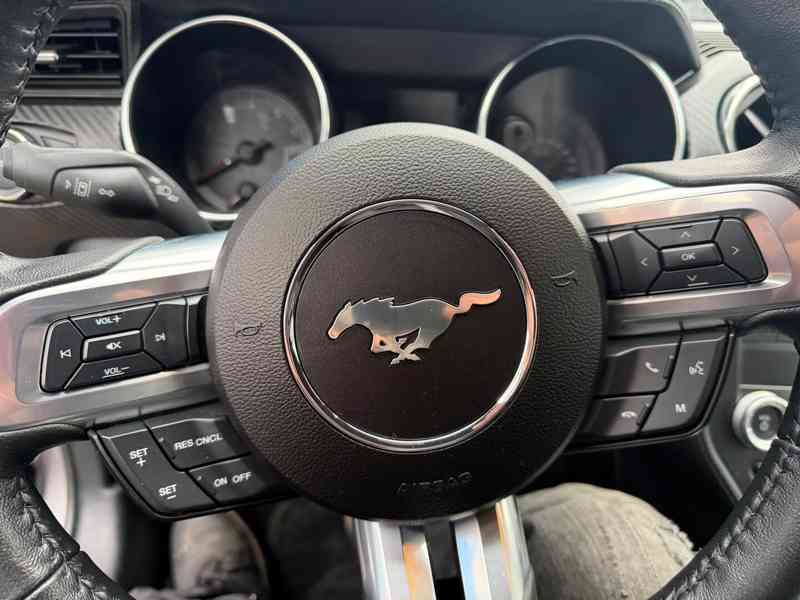 Ford Mustang 2.3 EcoBoost Manuál 08/2021 TOP STAV - foto 20