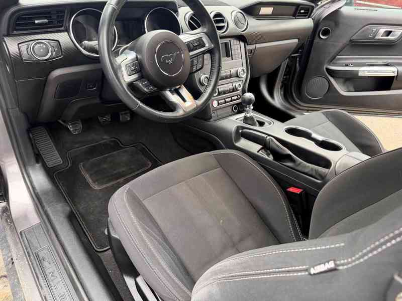 Ford Mustang 2.3 EcoBoost Manuál 08/2021 TOP STAV - foto 13