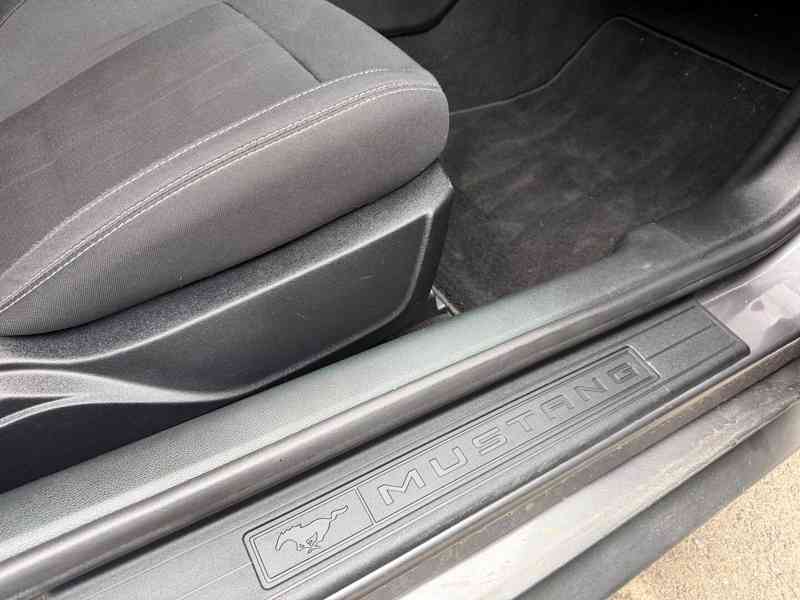 Ford Mustang 2.3 EcoBoost Manuál 08/2021 TOP STAV - foto 18