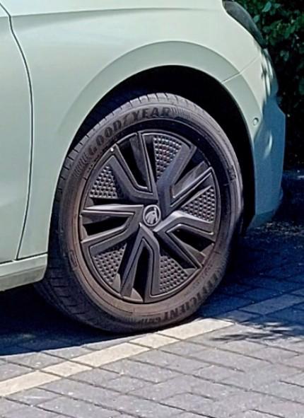 Prémiové GOODYEAR 195/55 R16 pouze 4 000 km - foto 1