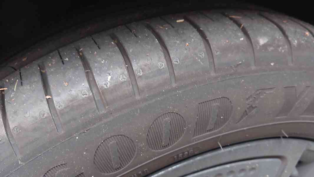 Prémiové GOODYEAR 195/55 R16 pouze 4 000 km - foto 3