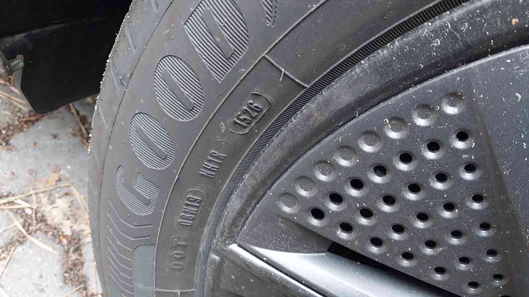 Prémiové GOODYEAR 195/55 R16 pouze 4 000 km - foto 2