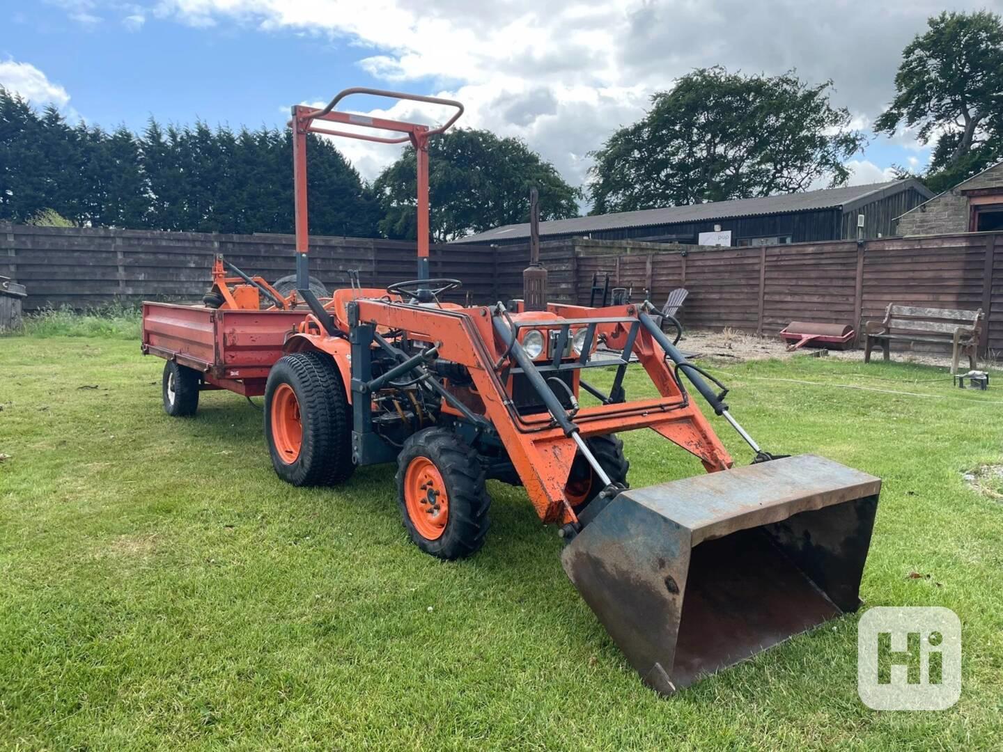 Kompaktní traktor Kubota B7DD001 s mnoha doplňky - foto 1