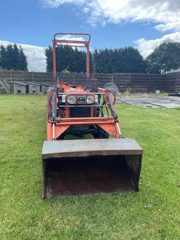 Kompaktní traktor Kubota B7DD001 s mnoha doplňky - foto 3