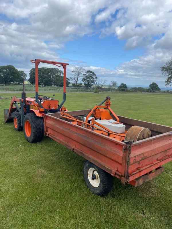 Kompaktní traktor Kubota B7DD001 s mnoha doplňky - foto 2
