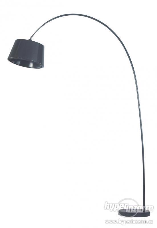 Nová stojací lampa černé barvy - foto 1